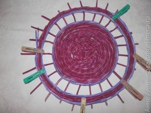Кашпо из газетных трубочек