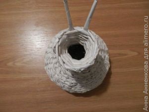 Декоративная ваза из газетных трубочек