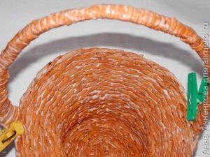 Корзинка из газетных трубочек