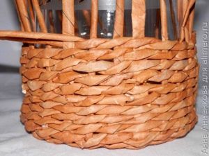 Корзинка из газетных трубочек