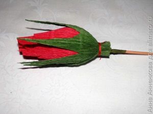 Бутон розы из гофрированной бумаги