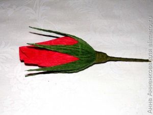 Бутон розы из гофрированной бумаги