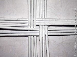 Корзинка-домик из газетных трубочек