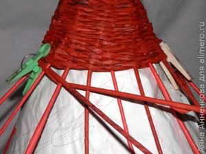 Корзинка-домик из газетных трубочек