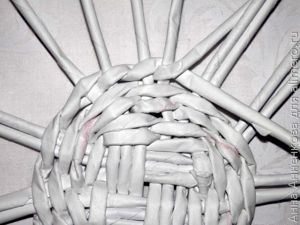 Корзинка-домик из газетных трубочек