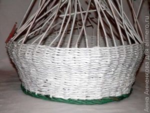 Корзинка-домик из газетных трубочек