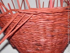 Корзинка-домик из газетных трубочек
