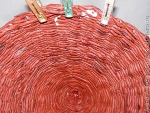 Корзинка-домик из газетных трубочек