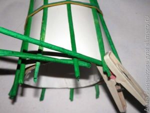 Необычная елочка из газетных трубочек