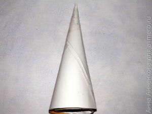 Необычная елочка из газетных трубочек