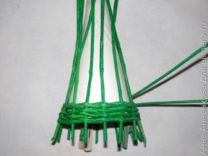 Необычная елочка из газетных трубочек