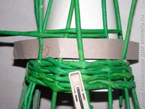 Необычная елочка из газетных трубочек