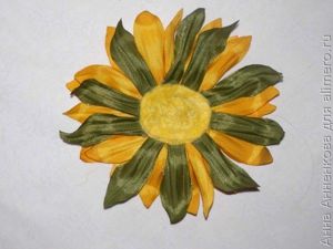 Подсолнух из атласных лент