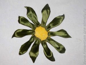 Подсолнух из атласных лент