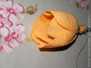 Распустившийся тюльпан из гофрированной бумаги