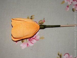 Распустившийся тюльпан из гофрированной бумаги