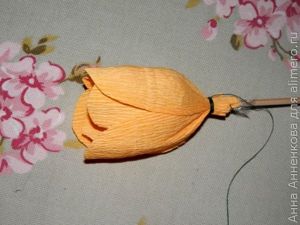 Распустившийся тюльпан из гофрированной бумаги