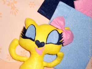 Кошечка из кухонных салфеток