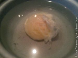 Зелёный салат с морской капустой и яйцом пашот