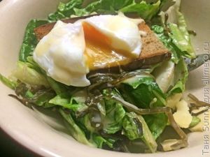 Зелёный салат с морской капустой и яйцом пашот