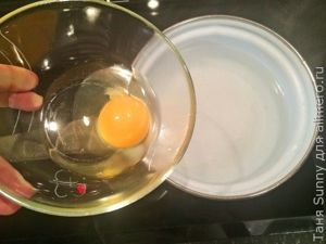 Зелёный салат с морской капустой и яйцом пашот
