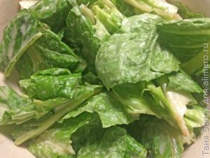 Зелёный салат с морской капустой и яйцом пашот