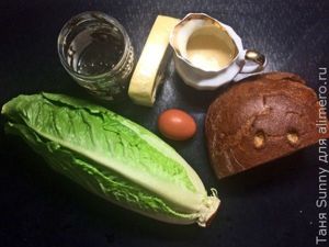 Зелёный салат с морской капустой и яйцом пашот