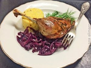 Утиные ножки с красной капустой