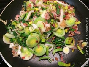 Киш с луком-пореем и беконом