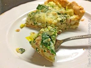 Киш с луком-пореем и беконом