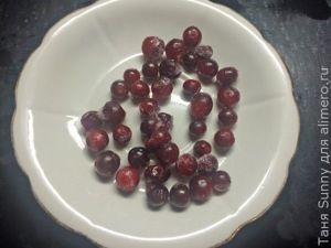 Смёрребрёд с печенью трески, клюквой и розовым перцем