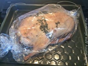 Рождественская утка в рукаве с яблоками