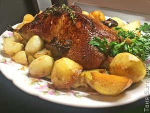 Рождественская утка с яблоками в рукаве