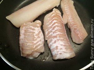 Треска с соусом из креветок на пюре из белой фасоли