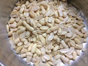 Треска с соусом из креветок на пюре из белой фасоли