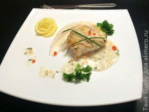 Треска с соусом из креветок на пюре из белой фасоли