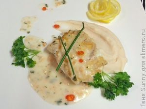 Треска с соусом из креветок на пюре из белой фасоли