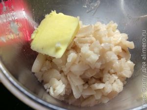 Треска с соусом из креветок на пюре из белой фасоли