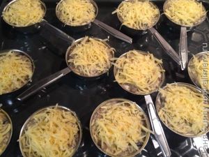 Жульен с грибами и коньяком