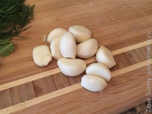 Стейк из свинины с гарниром из зелени