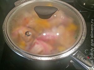 Тушеная курица в беконе и горчице