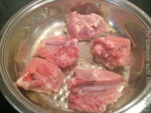 Тушеная курица в беконе и горчице