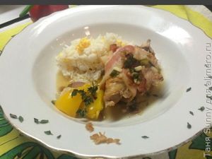 Тушеная курица в беконе и горчице