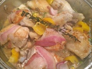 Тушеная курица в беконе и горчице