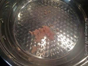 Тушеная курица в беконе и горчице