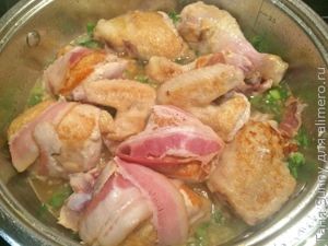 Тушеная курица в беконе и горчице