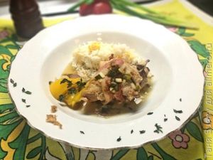 Тушеная курица в беконе и горчице