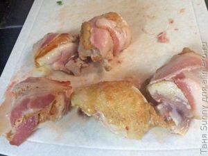 Тушеная курица в беконе и горчице