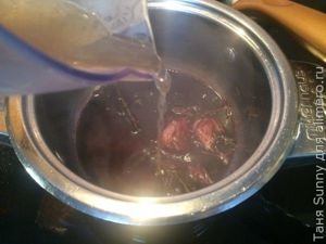 Утиная грудка с соусом из красного вина и черной смородины