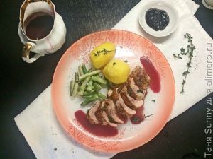 Утиная грудка с соусом из красного вина и черной смородины